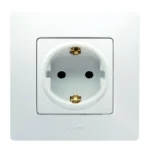 Priză simplă Legrand Niloe 396473, albă, încastrată, contact de protecție, ramă inclusă
